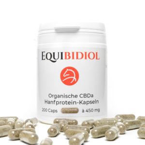 Produktfoto einer Packung Equibidol CBDa Caps mit 200 Kapseln Inhalt und davor liegenden Kapseln